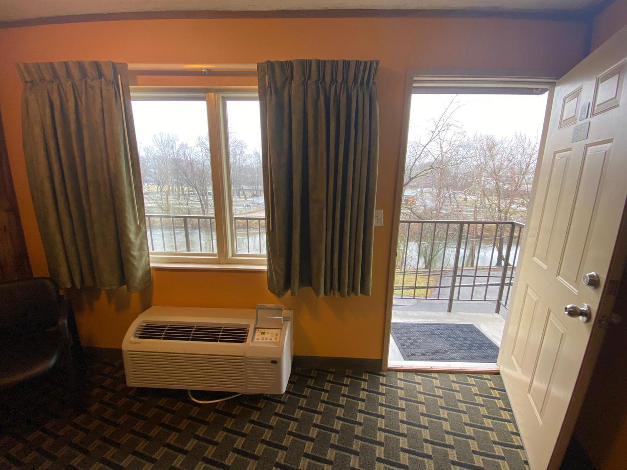 Lodge Tennessee Mountain Pigeon Forge
